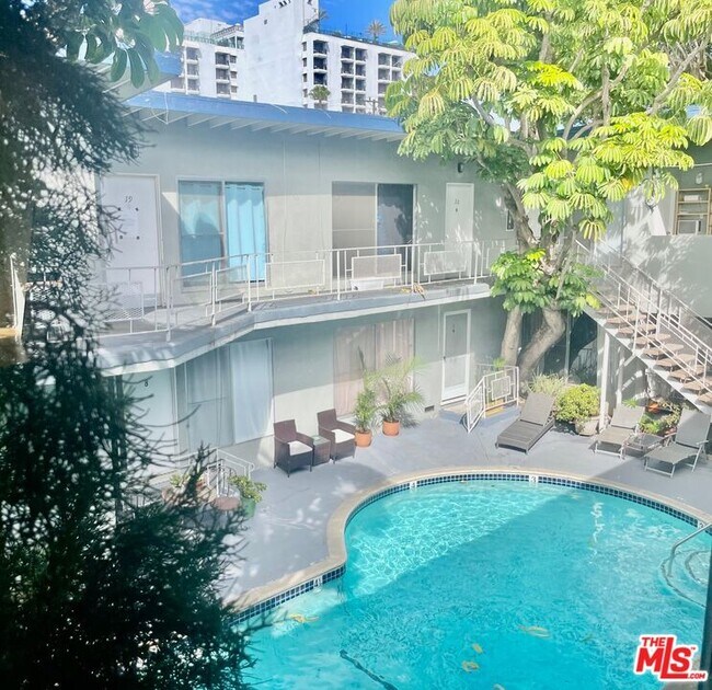 Foto del edificio - 941 N San Vicente Blvd