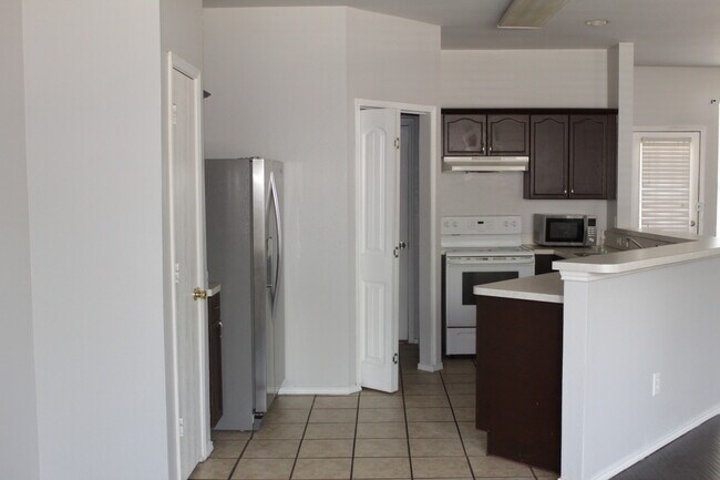 Kitchen, comes with fridge, stove, dishwasher and microwave - 1510 Barbara Dr