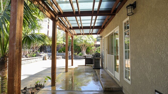 Building Photo - Beautifully Remodeled 3 Bed, 2 Bath Home i...