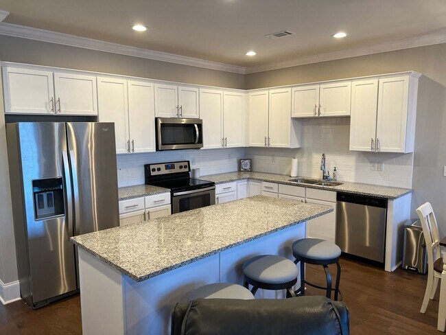 Building Photo - 3 Bedroom, 3.5 Bath Fully Furnished