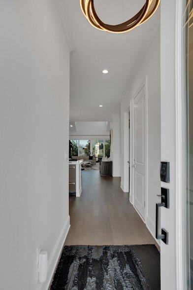 Building Photo - 1024 Club View Dr