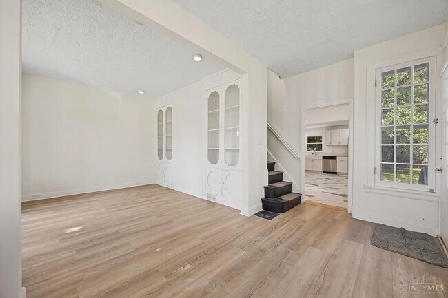 Foto del edificio - 6832 Kenton Ave