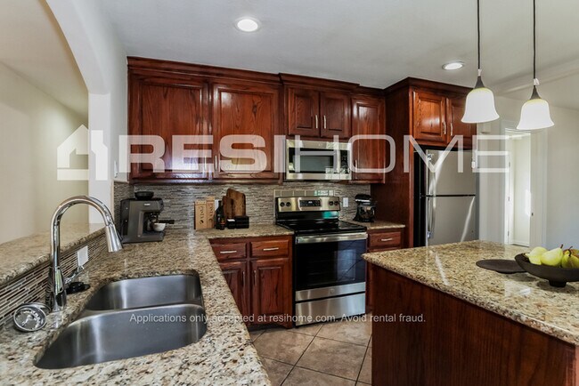 Foto del edificio - 1608 Oak Tree Drive