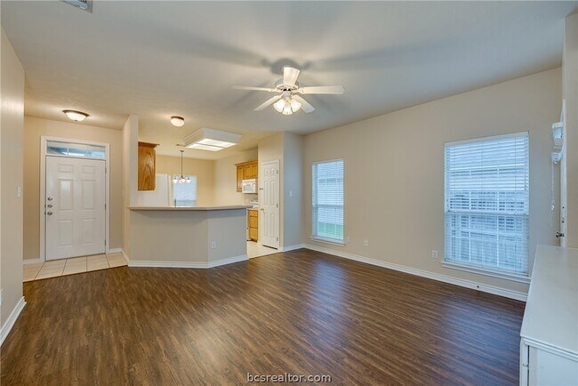 Building Photo - 906 Gardenia St