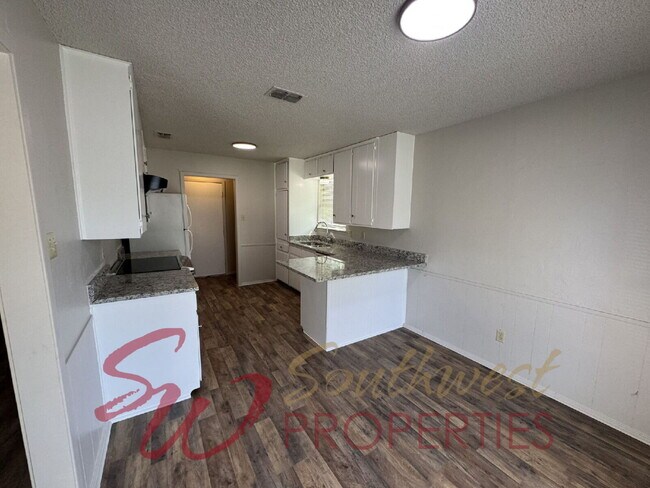 Foto del edificio - Two bedroom 1 bath with great space on quiet street