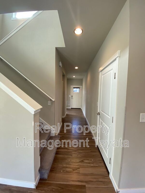 Building Photo - 9000 Bay Cir