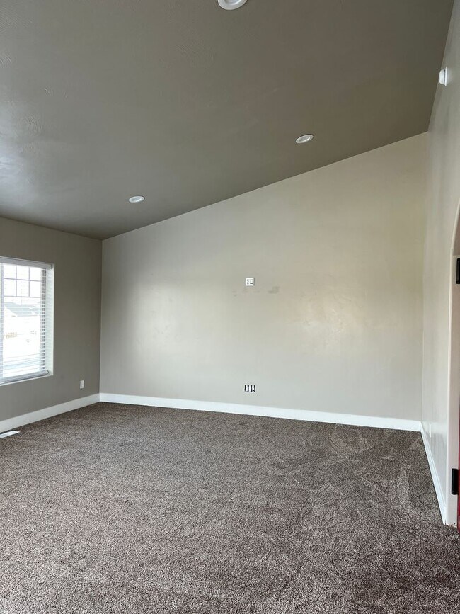 Foto del edificio - Stunning 4-Bedroom Home with Indoor Basketball Court and Unique Features!