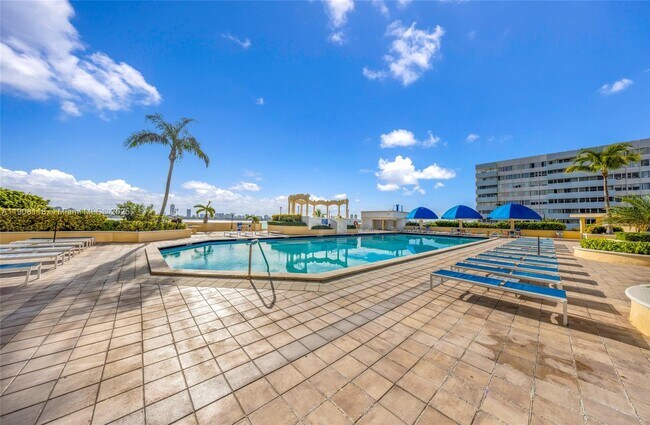 Foto del edificio - 7601 E Treasure Dr