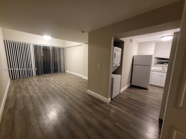 Building Photo - 8870 Fontainebleau Blvd