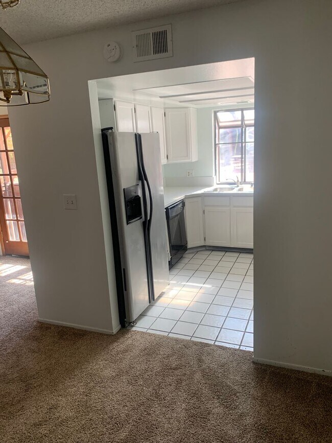 Building Photo - 2 Bedroom 2.5 Bath near Sahara & Jones