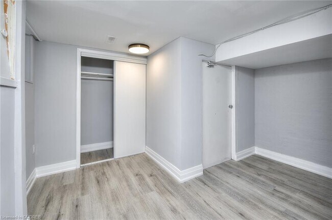 Photo du bâtiment - 1-Bedroom Basement Suite in Kitchener | $1449 ALL-INCLUSIVE | Parking & Laundry