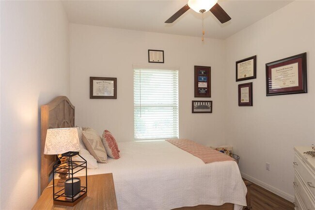 Building Photo - 501 Sixpence Ln
