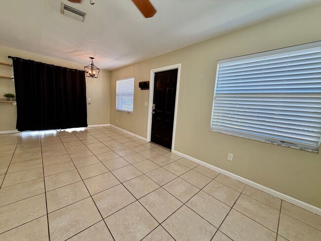 Foto del edificio - Charming 3 Bedroom 1.5 Bathroom in South Tampa!