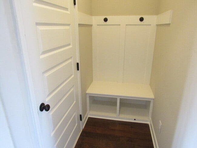 Building Photo - Old Hickory townhome, like new!