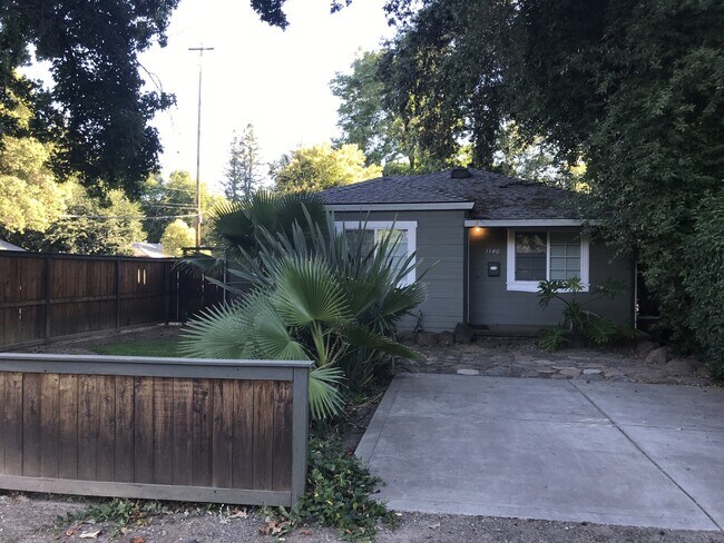 Building Photo - Cute 3 bedroom with central air conditioni...