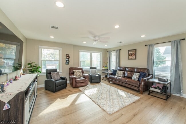 Foto del edificio - 773 Union Blvd