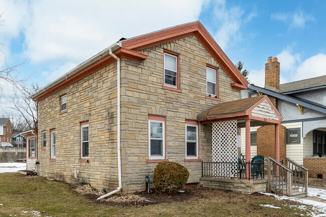 Building Photo - 802 S Main St