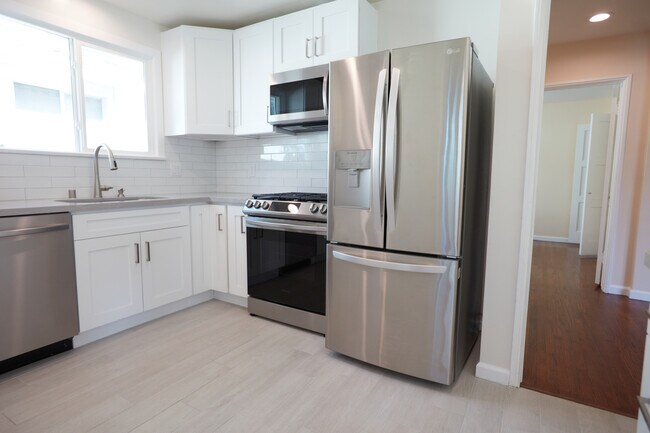 Foto del edificio - 482 N Hollywood Way