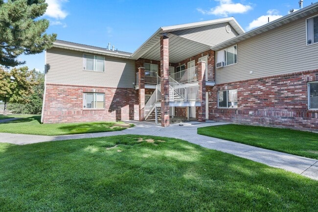 Building Photo - 2 Bed 1 Bath Upper Condo in Rexburg - with Optix internet and washer and dryer included!