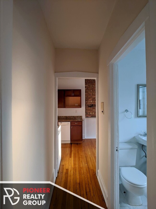 Building Photo - 953 W Cornelia Ave