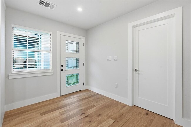 Building Photo - 827 Gullett St