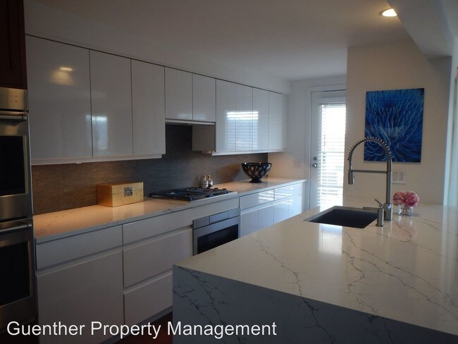 Foto del edificio - 2040 Waverly Pl N