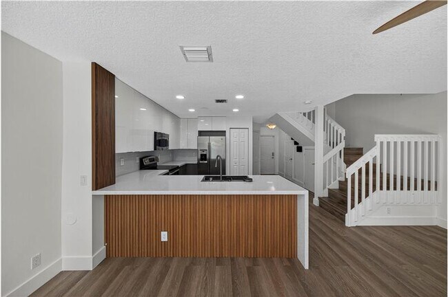 Foto del edificio - 744 NW 42nd Pl