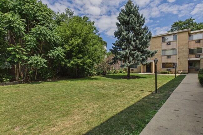 Building Photo - 7019 N Ridge Blvd