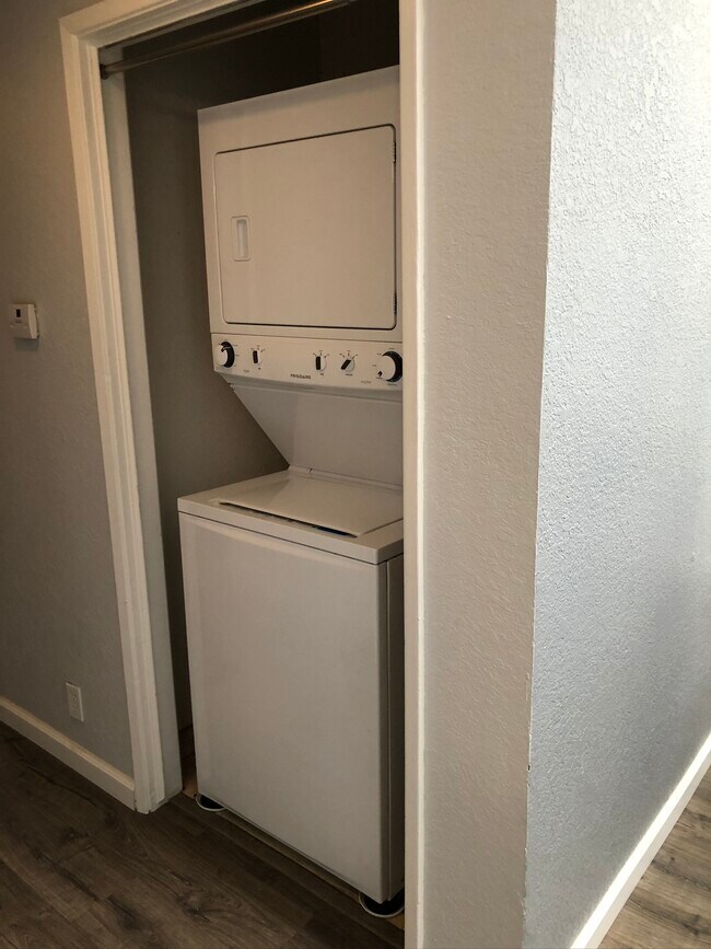 Lavadora/secadora en unidad - 55 Stenner St