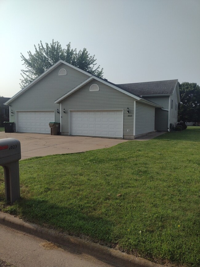 Building Photo - 1023 Pine Cone Ln