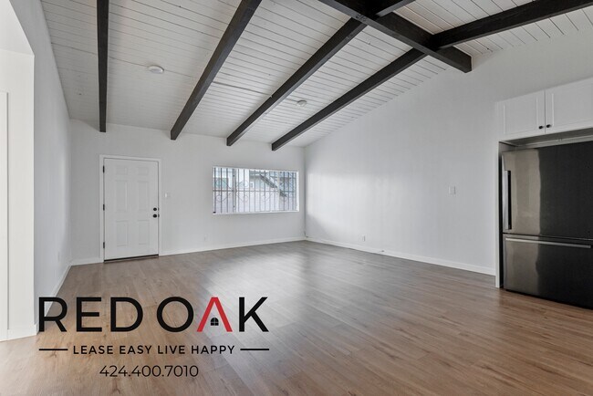 Foto del edificio - Stunning Three Bedroom Walk-up with Stylis...