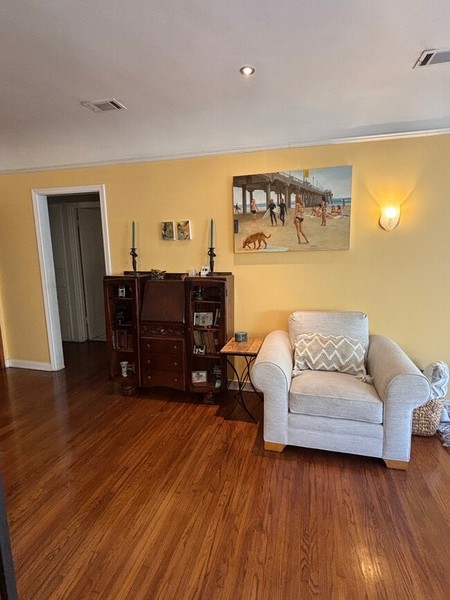 Spacious LR - vaulted ceiling - 912 1/2 California Ave