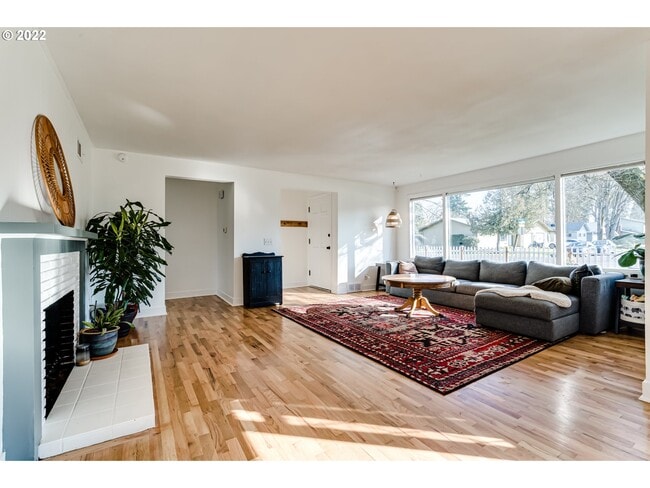 Living Room - 441 Howard Ave