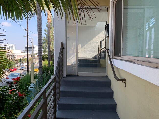 Foto del edificio - 1837 N La Brea Ave