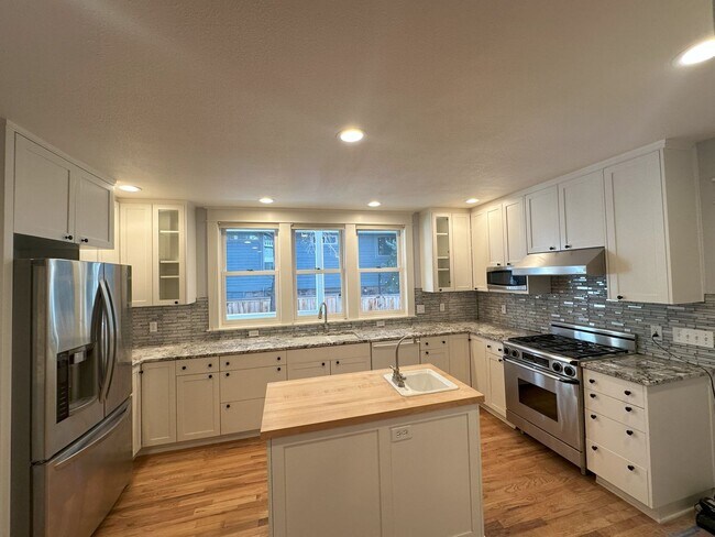 Foto del edificio - Impressive 9 Bedroom Home on the Hill - St...