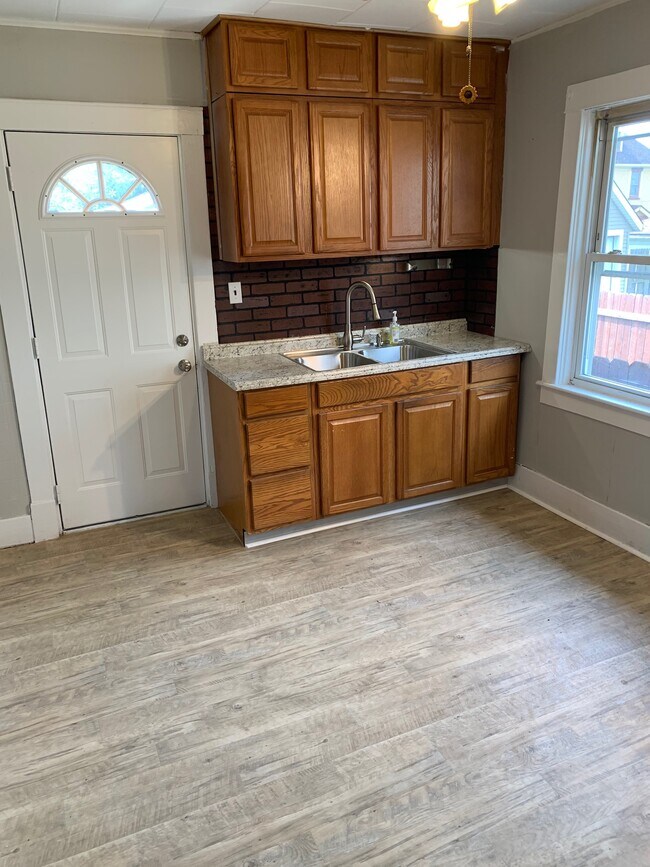 Kitchen - 7001 Flowerdale Ave