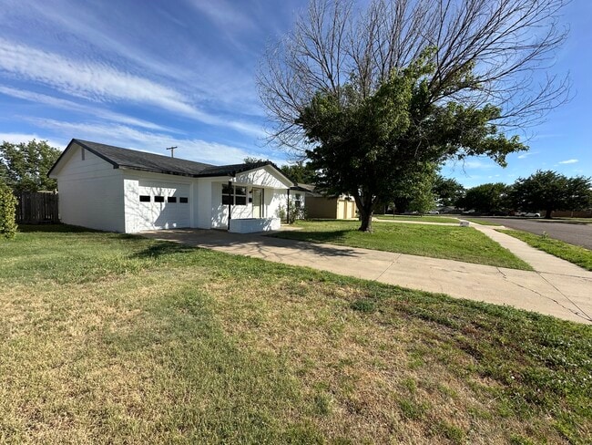 Foto del edificio - 5111 Benton Dr