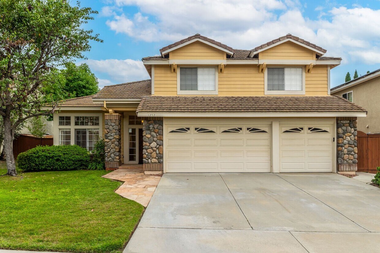 Foto principal - Beautiful & Spacious 4 bedroom home in Enc...
