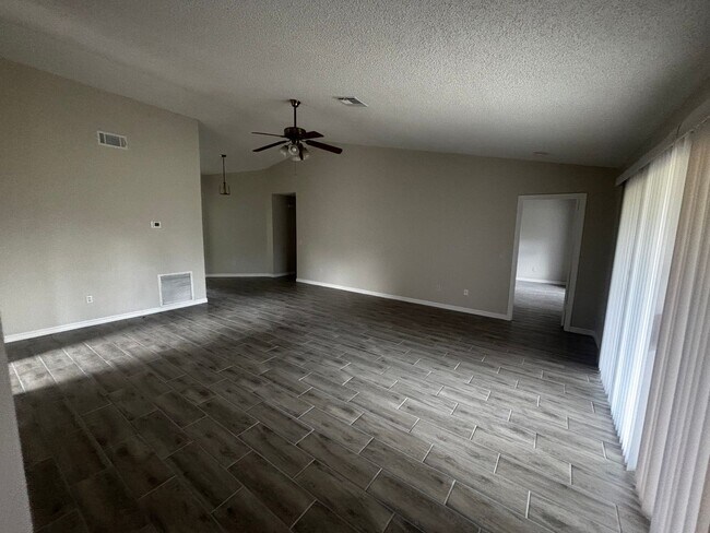 Foto del edificio - Newly Renovated 3/2 Home - Lake Joy/Magic ...