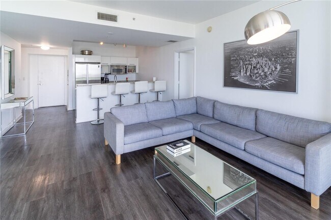 Foto del edificio - 601 NE 36th St