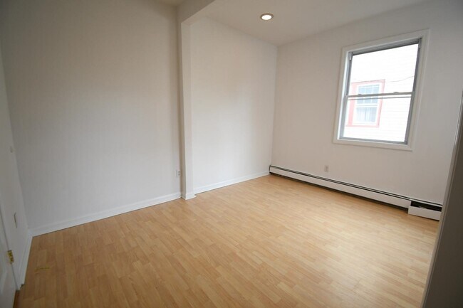 Foto del edificio - 14 Washburn Pl