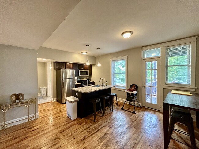 Foto del edificio - Renovated first-floor condo in the desirab...