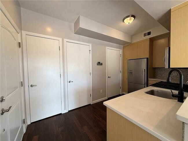 Foto del edificio - 1727 Stillwell Ave
