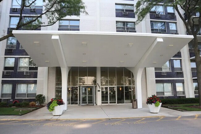 Foto del edificio - 9009 Golf Rd