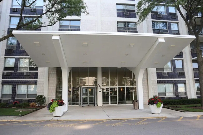 Building Photo - 9009 Golf Rd