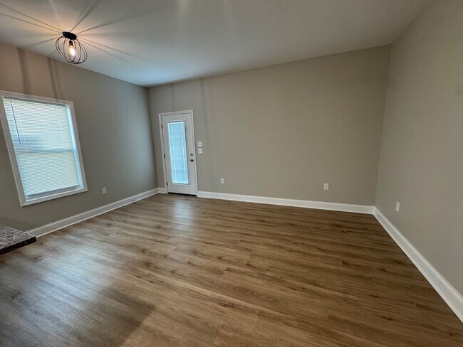 Foto del edificio - 221 N Elm St