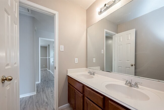 Building Photo - 2118 Long Trail Path Ct