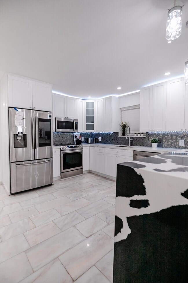 Building Photo - Exquisite Luxury 3 Bedroom Home
