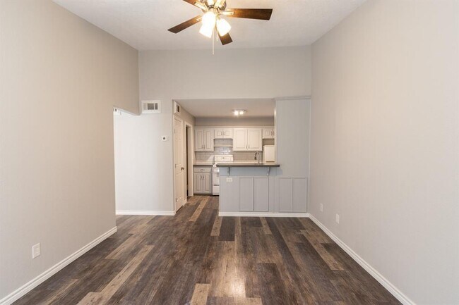 Building Photo - 3900 Woodchase Dr