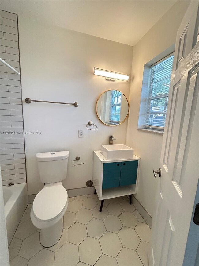 Foto del edificio - 571 NE 67th St